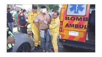 Se peleó con su novia y se sacó los ojos con sus propias manos