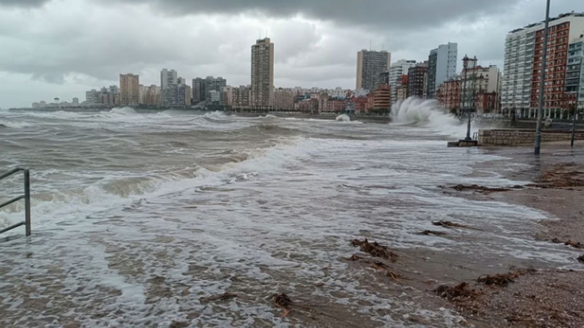 Se esperan grandes olas y temporal en la Costa Atlántica durante este sábado. Se esperan grandes olas y temporal en la Costa Atlántica durante este sábado.