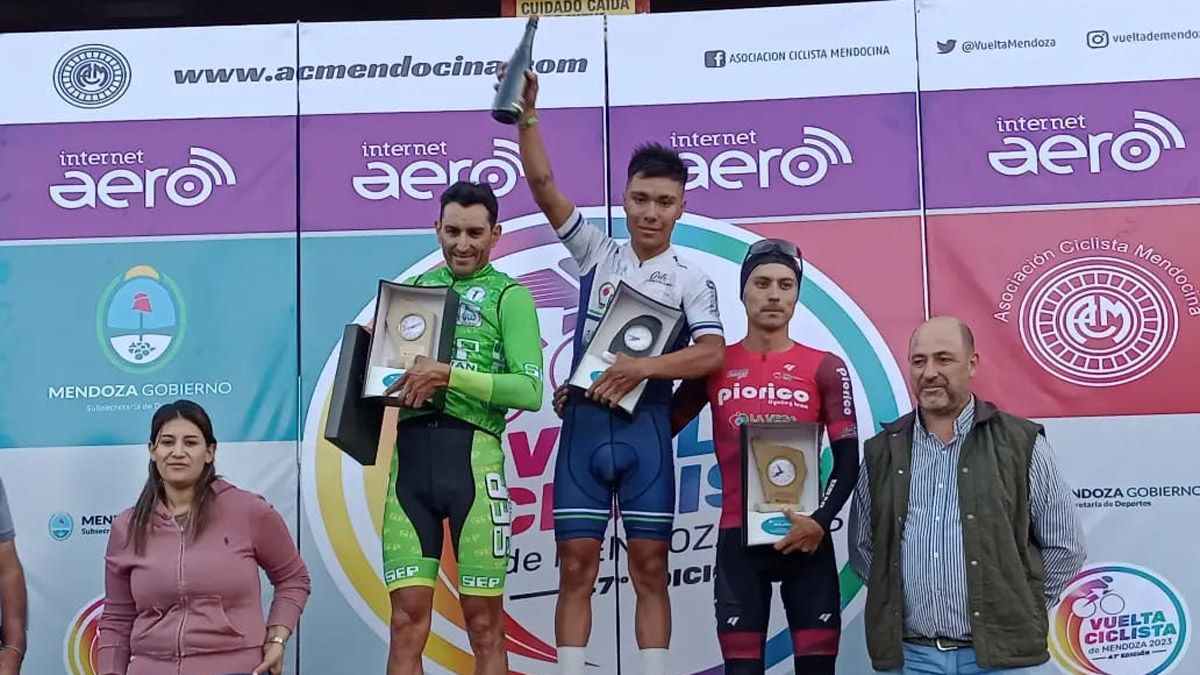 Jean Rodríguez, en lo más alto del podio de la 1ª etapa de la Vuelta de Mendoza 2023.