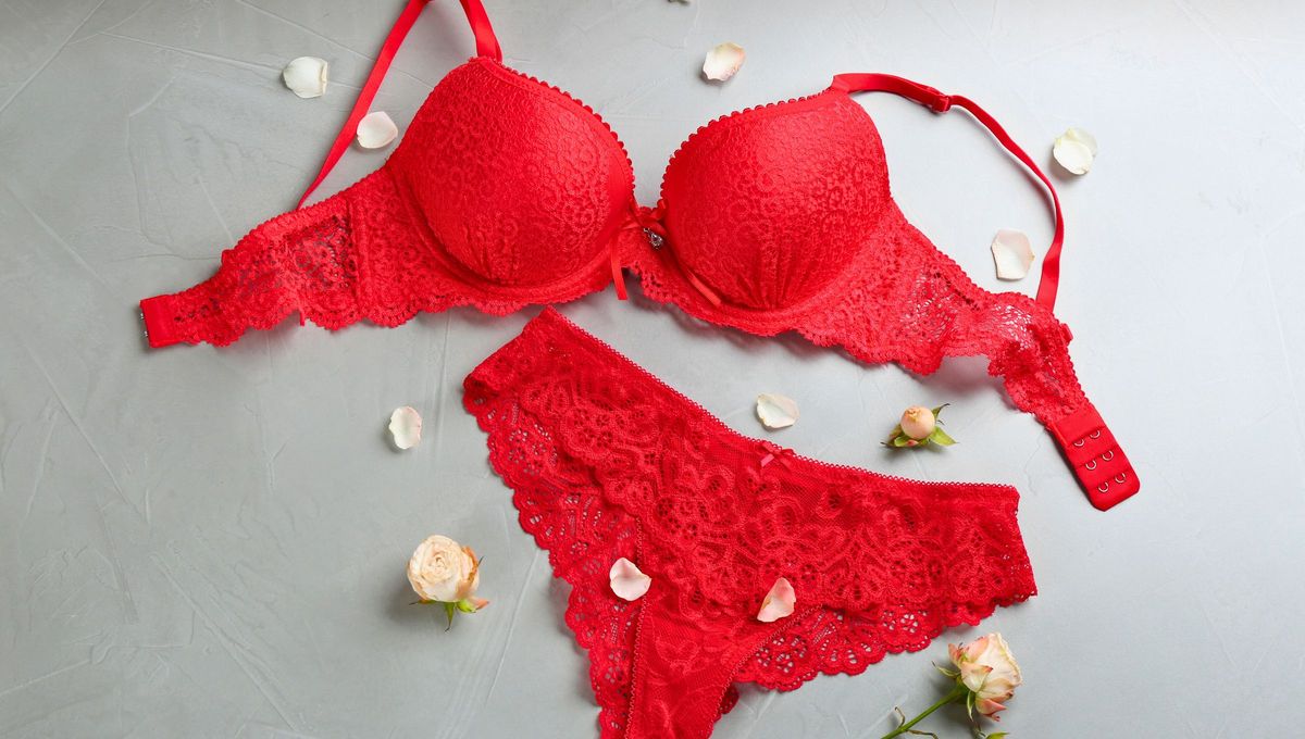 Usa ropa interior de color rojo si buscas un buen año en el amor. Usa ropa interior de color rojo si buscas un buen año en el amor.