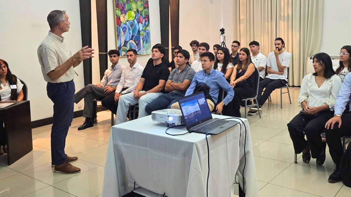 Alfredo Bonatto, CEO de Petróleos Sudamericanos, en charla con jóvenes profesionales. Alfredo Bonatto, CEO de Petróleos Sudamericanos, en charla con jóvenes profesionales.