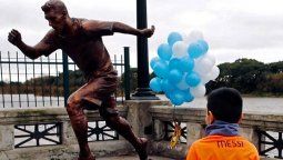 ¡No podés ser tan...! Le arrancaron la cabeza a una estatua de Lionel Messi