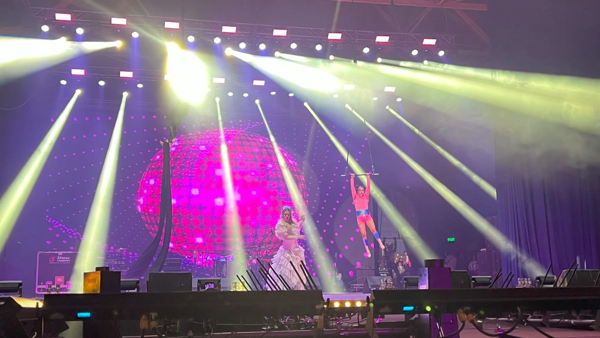 El show comenzó con una drag queen y acróbatas a todo color en el noche de Malargüe. El show comenzó con una drag queen y acróbatas a todo color en el noche de Malargüe.