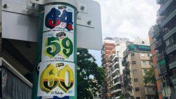 Diseña y pega carteles para que la gente no pierda tiempo buscando paradas de colectivos