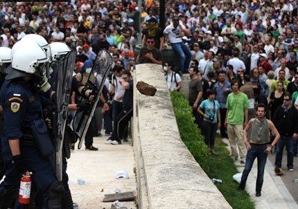 Una multitud se agolpó frente al Parlamento de Grecia en protesta por el durísimo plan de ajuste