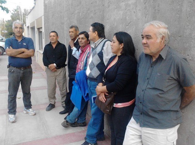 Trabajadores despedidos por una empresa reclaman lo adeudado