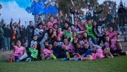 El Azul, vestido de rosa, sacó pasajes para la final del torneo.