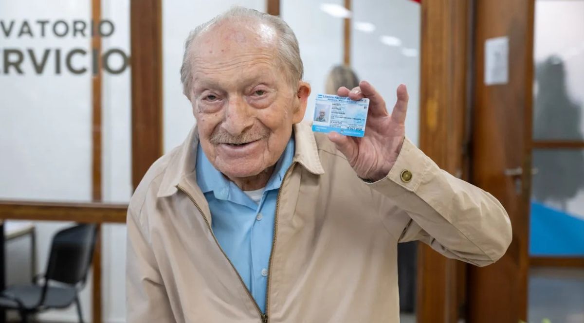 Moisés Roitman, de manejar un Gordini a los 20 a renovar la licencia de conducir con 100 años