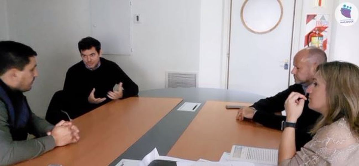 Juan Manuel Ojeda con los representantes de Genneia.