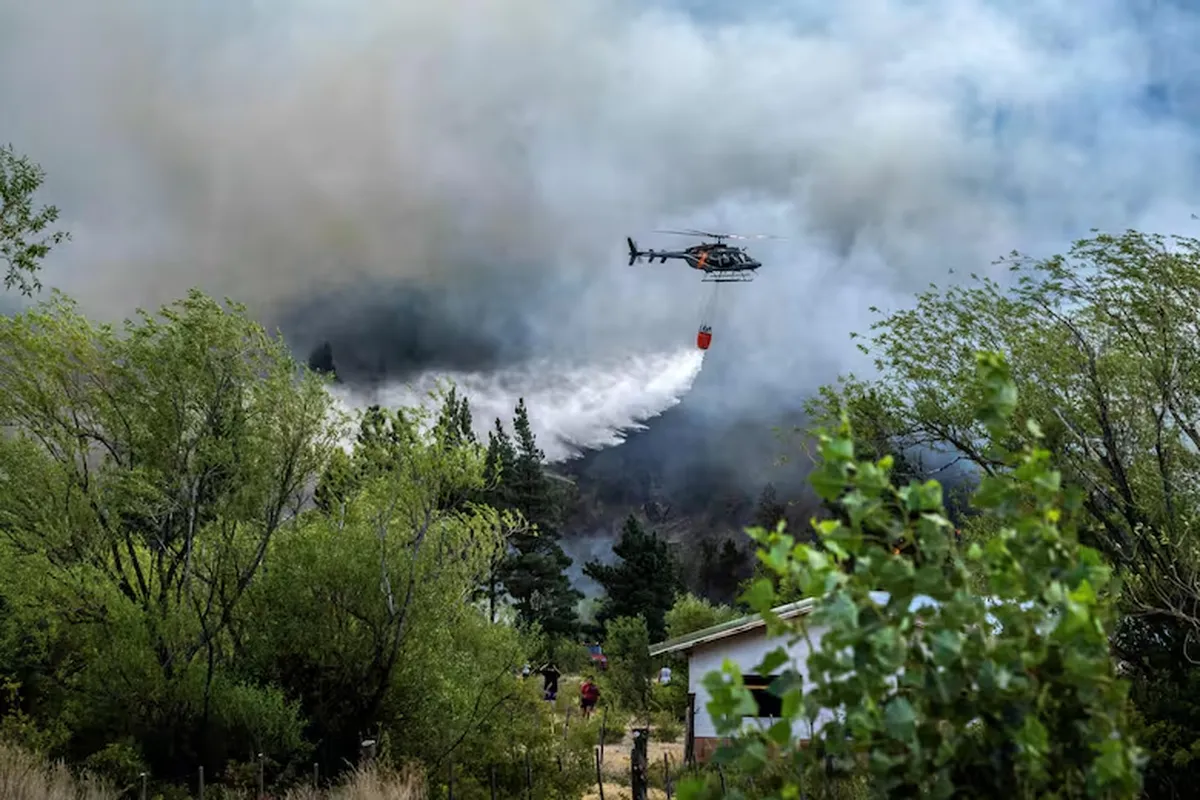 Bomberos y vecinos voluntarios intentan combatir los incendios en el sur de Argentina. Imagen ilustrativa. Bomberos y vecinos voluntarios intentan combatir los incendios en el sur de Argentina. Imagen ilustrativa.