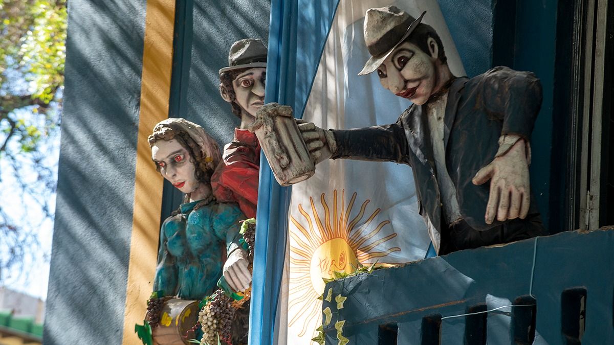 Alfredo Le Pera, el socio artístico por excelencia de Carlos Gardel, comparte el balcón de Gregoria Matorras con mendocinos de pura cepa que apoyaron la gesta sanmartiniana.