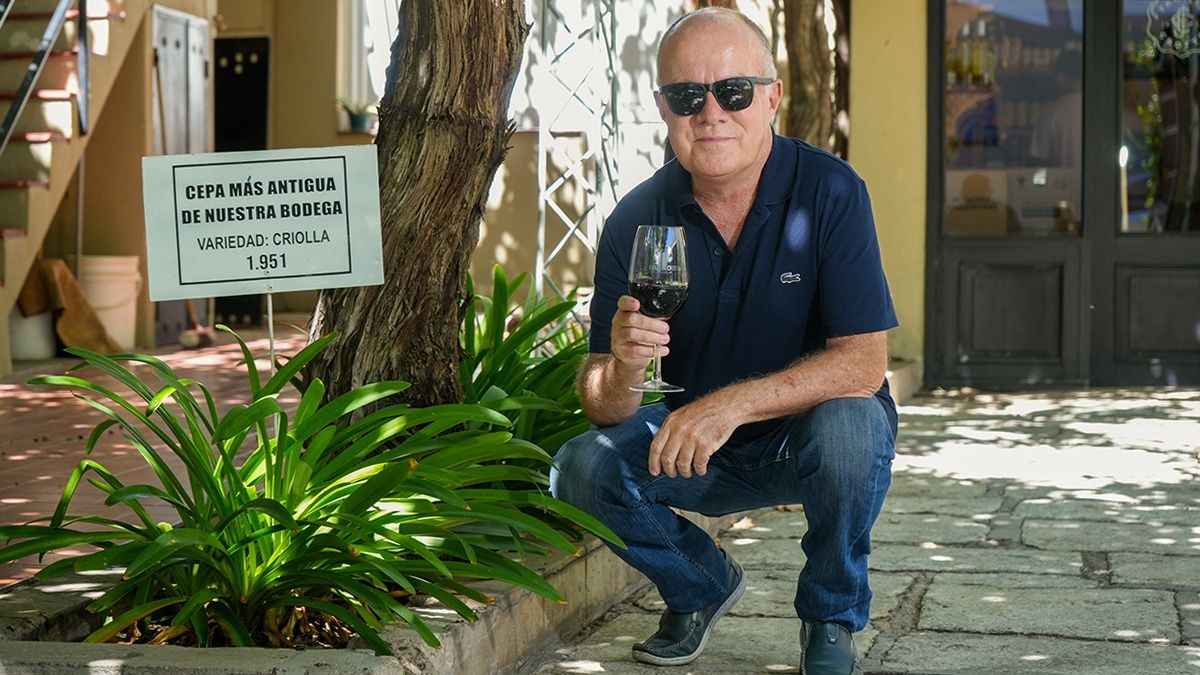 El bodeguero trabaja en el mundo del vino desde los 18 años y honra el legado familiar manteniendo la innovación. El bodeguero trabaja en el mundo del vino desde los 18 años y honra el legado familiar manteniendo la innovación.