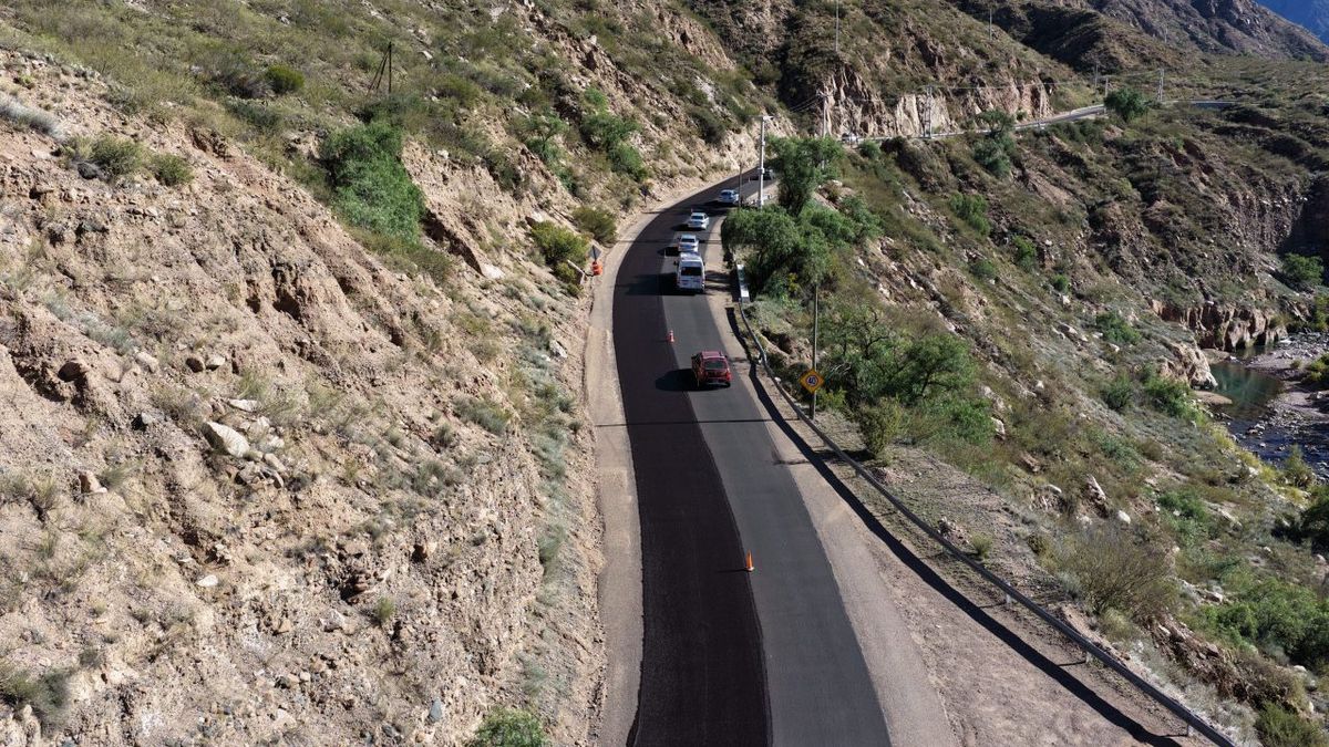 Hay banderilleros que regulan el tránsito en este sector de la Ruta 82 por los trabajos en media calzada. Hay banderilleros que regulan el tránsito en este sector de la Ruta 82 por los trabajos en media calzada.