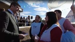 El vicegobernador Mario Abed escucha a la dirigente del SUTE, Carina Sedano.