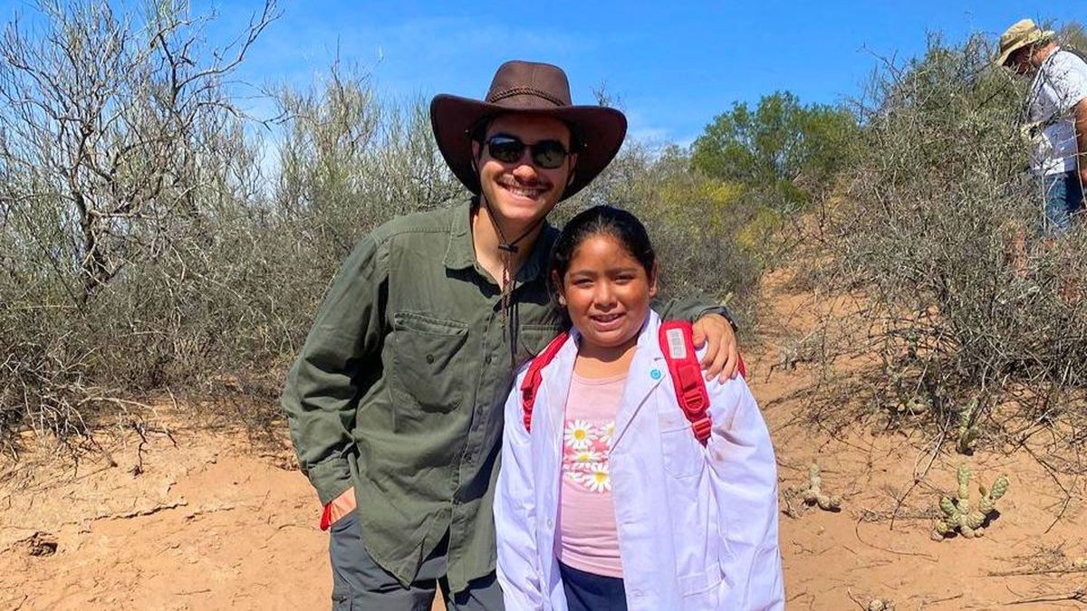 Román junto a la niña que quedó seleccionada para el corto Volver a verte. Sanjuanina y sin experiencia en films. Román junto a la niña que quedó seleccionada para el corto Volver a verte. Sanjuanina y sin experiencia en films.