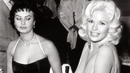 La historia detrás de la icónica foto de Sophia Loren y Jayne Mansfield que sigue sorprendiendo a Hollywood
