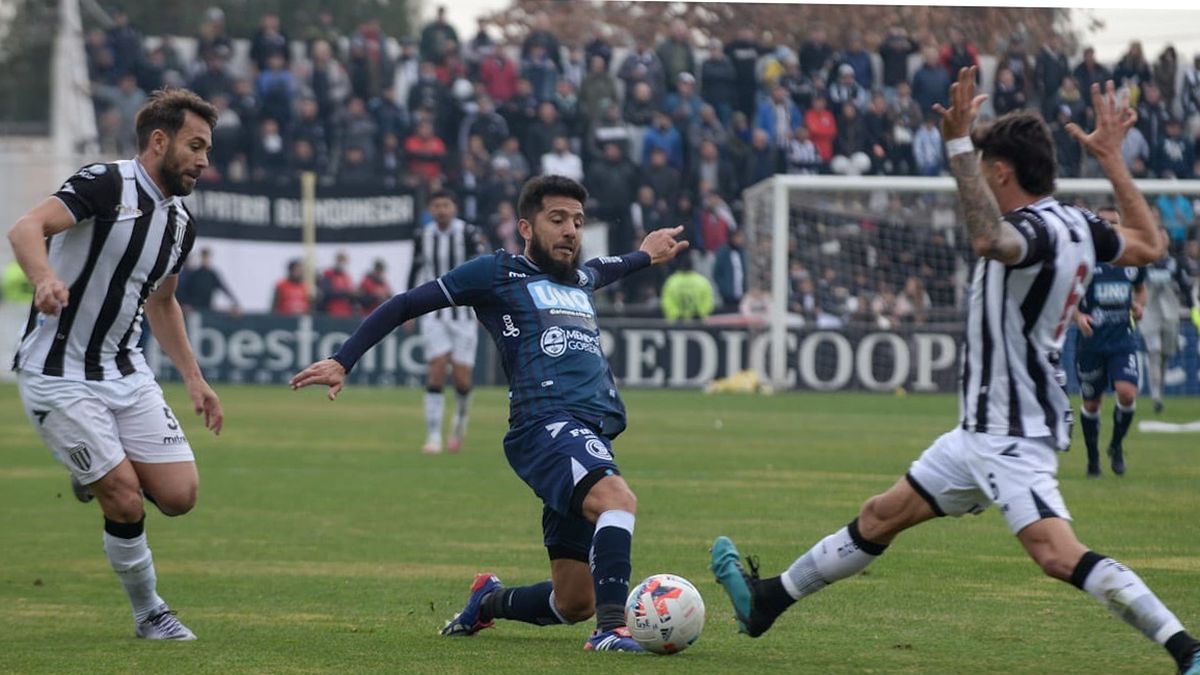 El volante de Gimnasia y Esgrima Matías Villarreal a la izquierda está pasando por un gran momento.