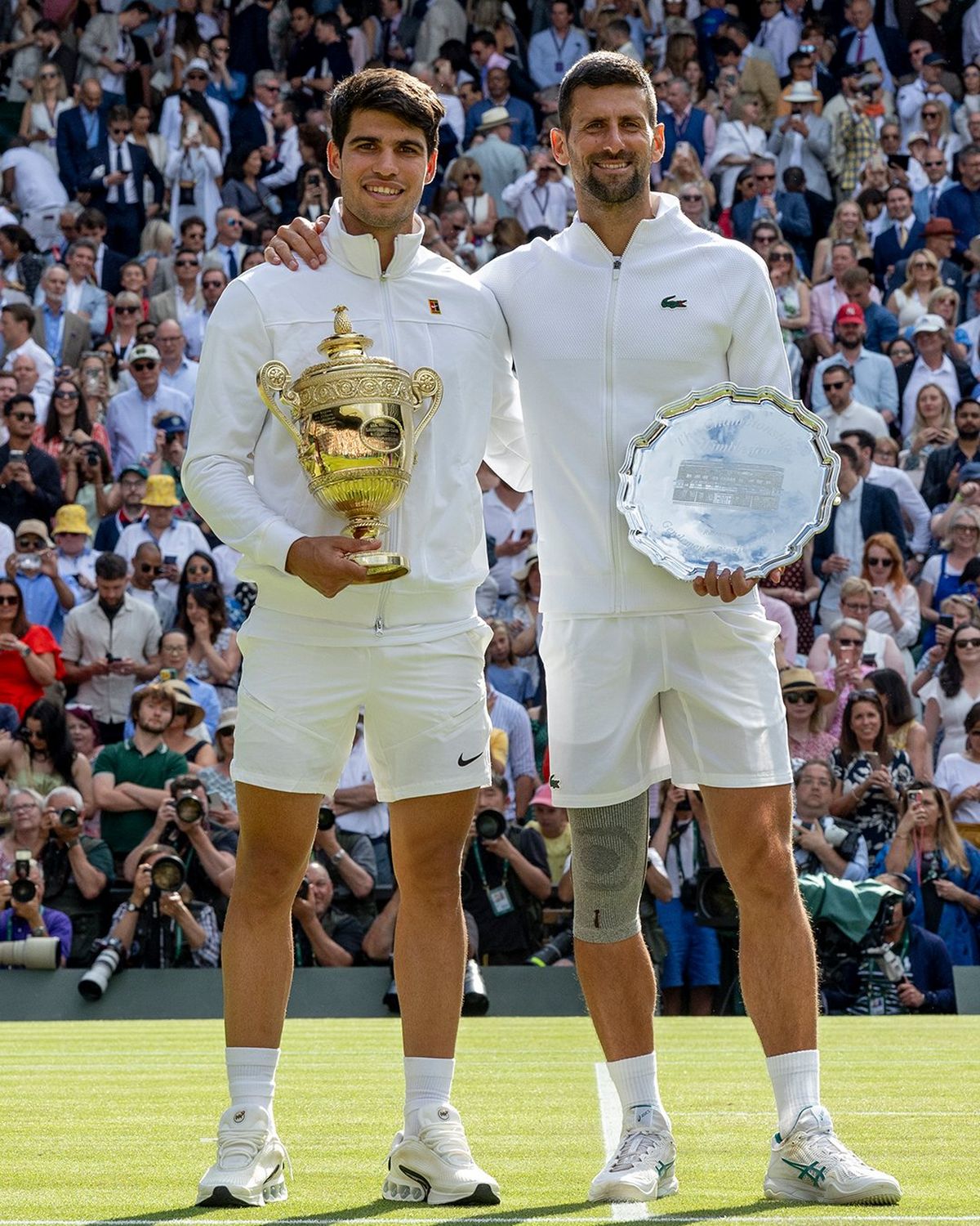 Carlos Alcaraz y Novak Djokovic en el cruce de Wimbledon 2024. Carlos Alcaraz y Novak Djokovic en el cruce de Wimbledon 2024.