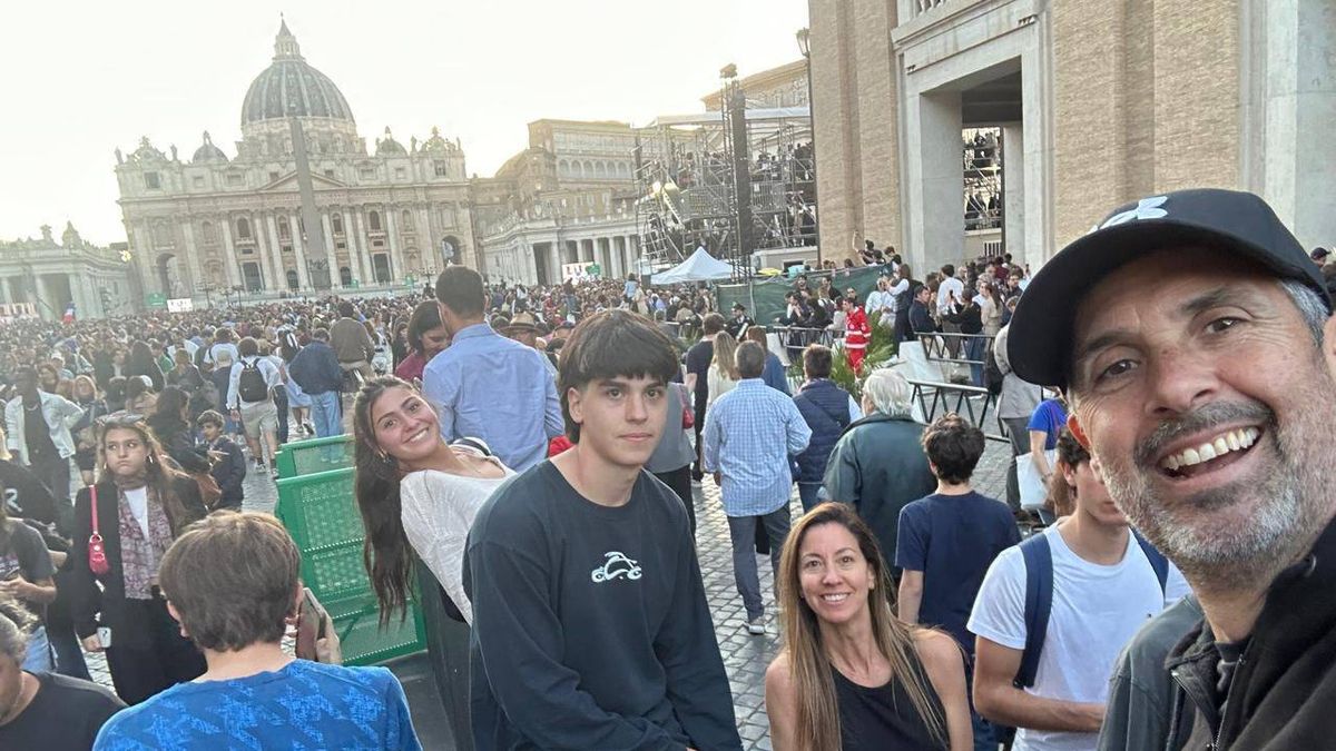Agustina Irusta junto a su esposo Marcelo y sus hijos Juan Manuel y Emma