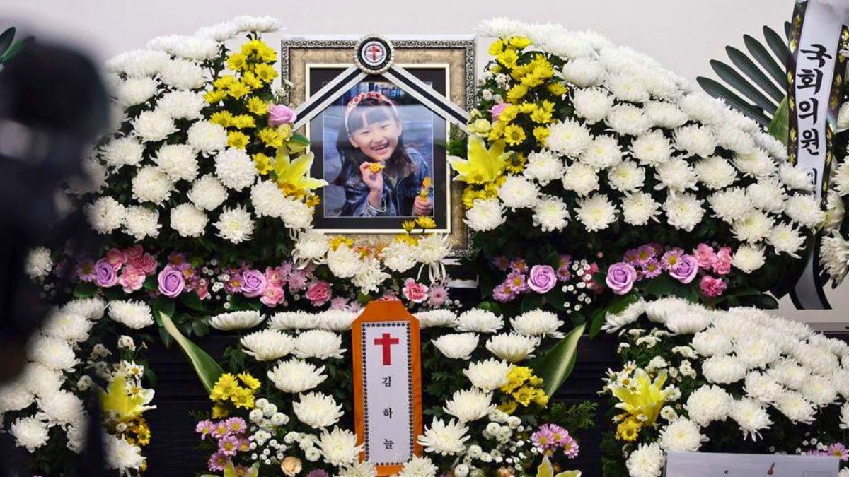 La despedida de la víctima del crimen fue conmovedora. La despedida de la víctima del crimen fue conmovedora.