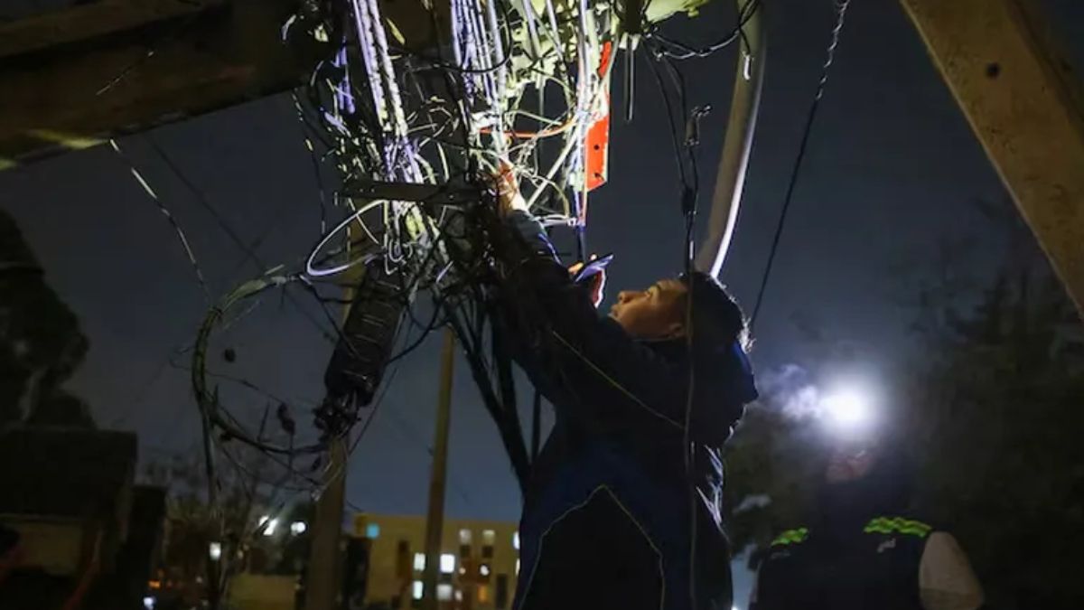 El ministro de Energía de Chile, Diego Pardow, aseguró que han intentado restablecer el servicio tres veces y no ha tenido éxito. El presidente Gabriel Boric decretó toque de queda y estado de excepción.
