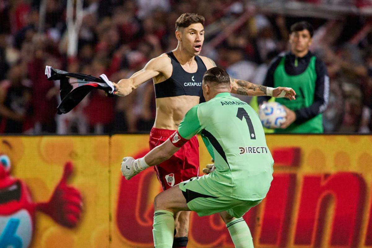 Montiel y Armani se abrazan consumada la victoria de River.
