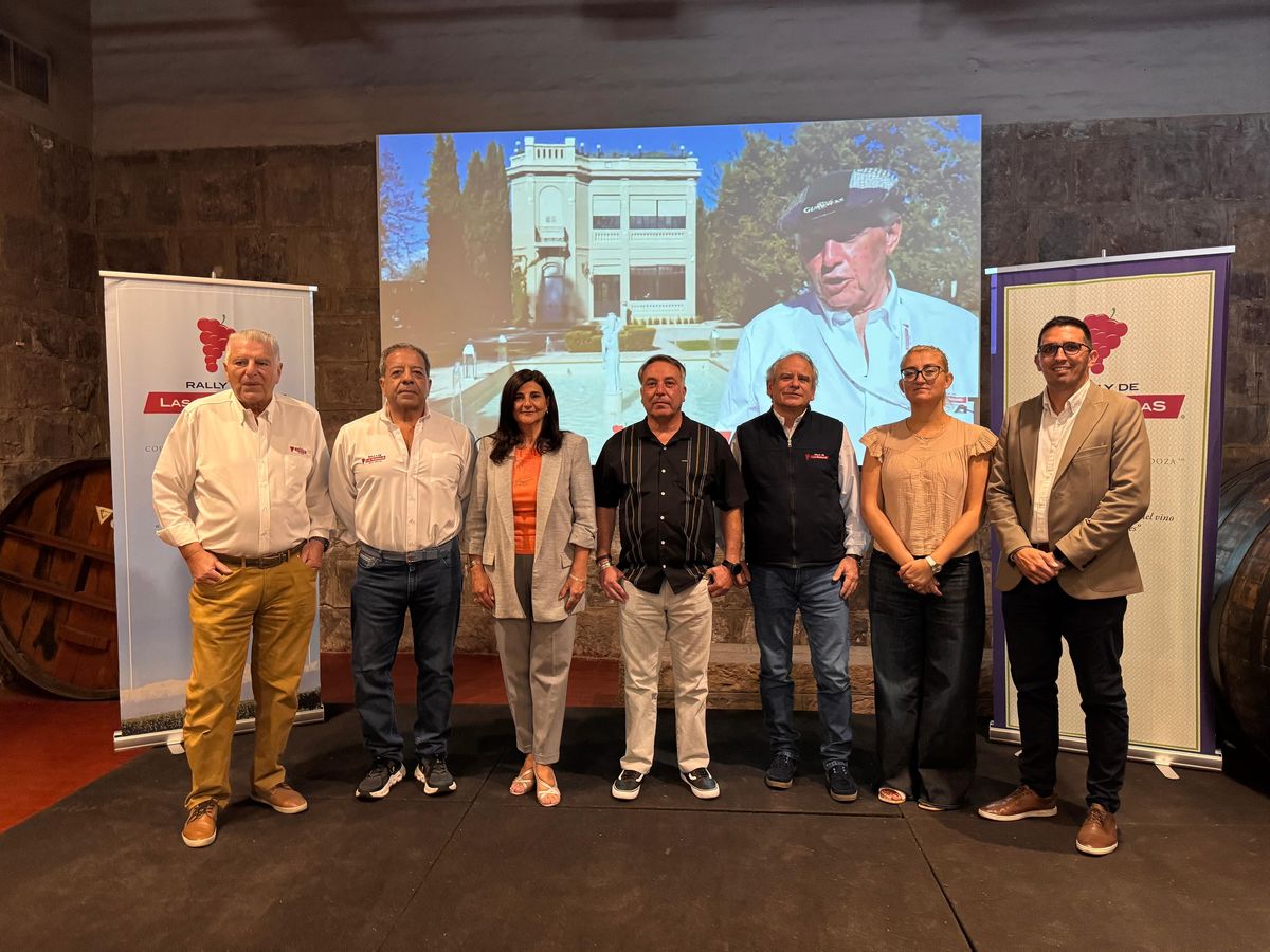 Gabriela Testa, titular del Emetur, junto a los organizadores del Rally de las Bodegas. Gabriela Testa, titular del Emetur, junto a los organizadores del Rally de las Bodegas.
