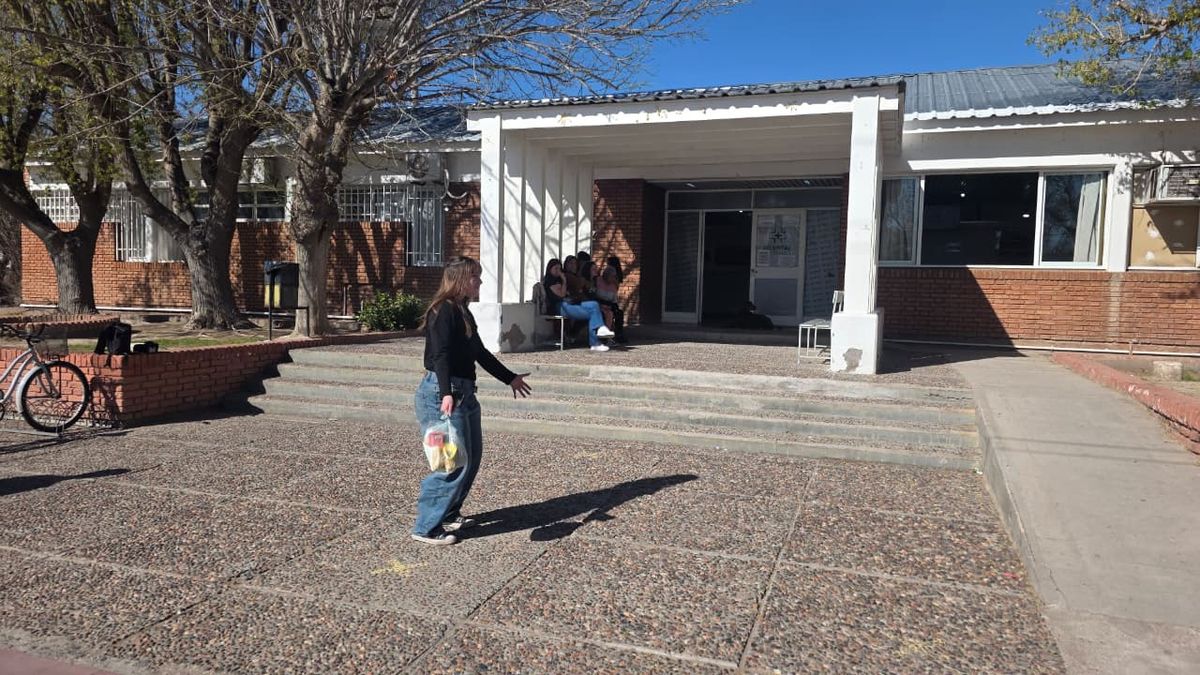 La profesora de matemáticas de La Paz estuvo internada en el Hospital Illia por un estado de shock profundo. La profesora de matemáticas de La Paz estuvo internada en el Hospital Illia por un estado de shock profundo.