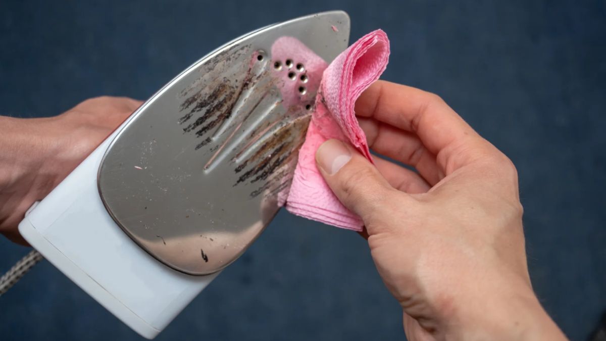 El sencillo truco casero para eliminar manchas de la plancha