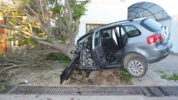 En un tremendo accidente un auto se incrustó contra un árbol