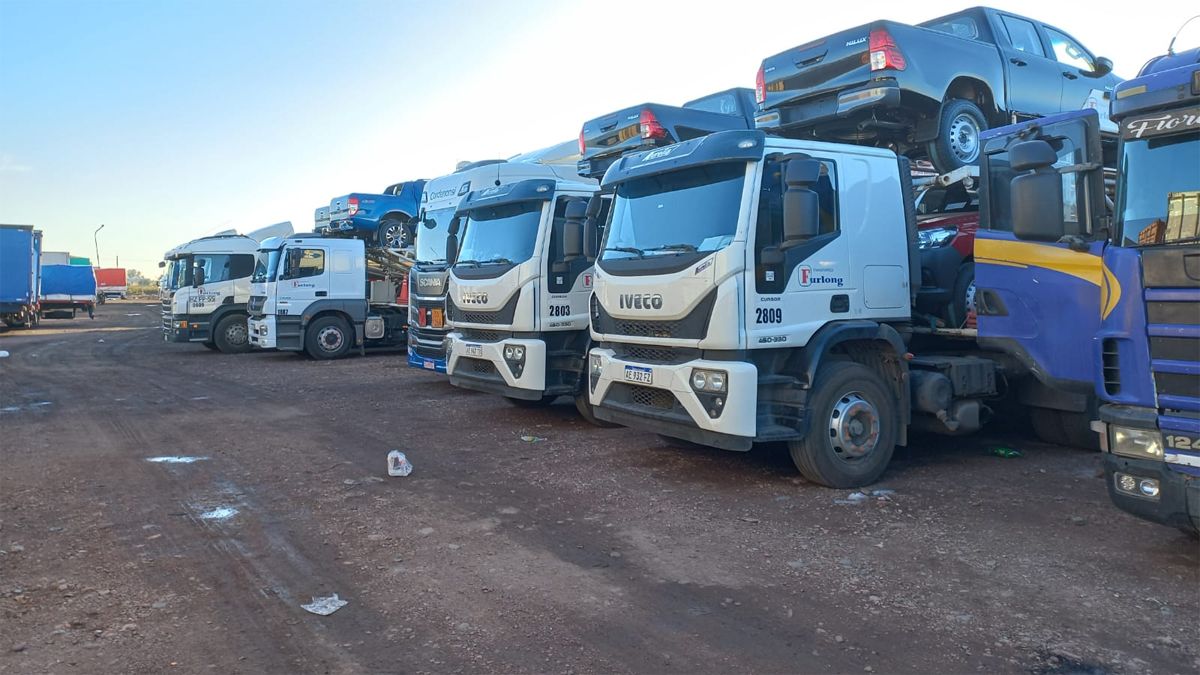Camioneros argentinos y extranjeros no quieren irse de la Destilería para no perder su lugar de salida cuando reabra el Paso Cristo Redentor. Camioneros argentinos y extranjeros no quieren irse de la Destilería para no perder su lugar de salida cuando reabra el Paso Cristo Redentor.