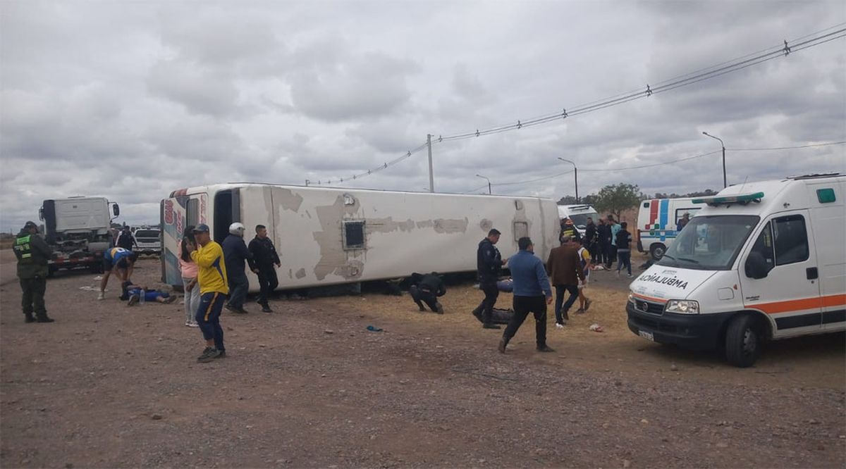 El vuelco del micro con hinchas de Boca que volcó este miércoles pasado el mediodía en San Martín. Por el accidente, una mujer de 31 años perdió la vida.