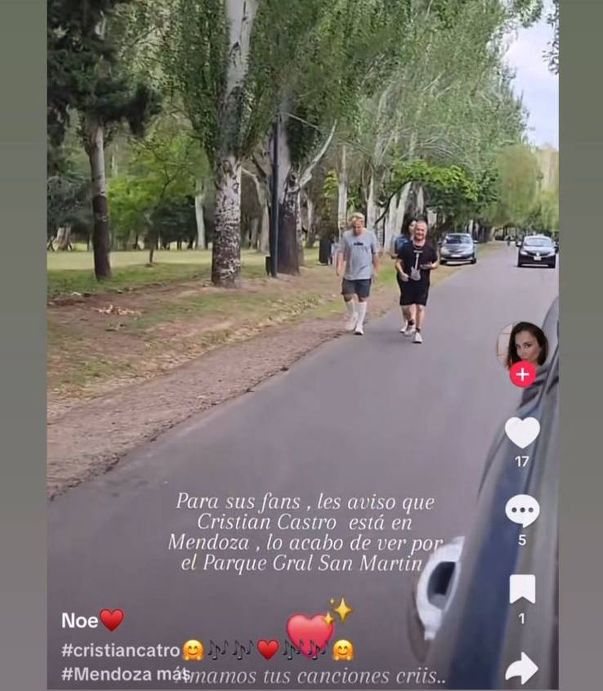 Cual paparazzi, una persona que pasó en auto por el parque San Martín reconoció a Cristian Castro y le sacó una foto para subirla a redes. Cual paparazzi, una persona que pasó en auto por el parque San Martín reconoció a Cristian Castro y le sacó una foto para subirla a redes.