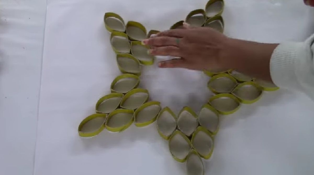 Adorno para Navidad con materiales reciclados. Adorno para Navidad con materiales reciclados.