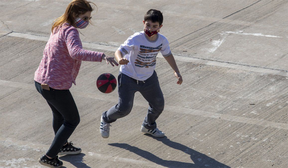 En CABA, vuelven las actividades en escuelas, plazas, casamientos y reuniones sociales 