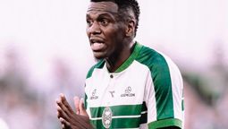 Un futbolista brasileño se cayó al foso del vestuario al festejar un gol anulado