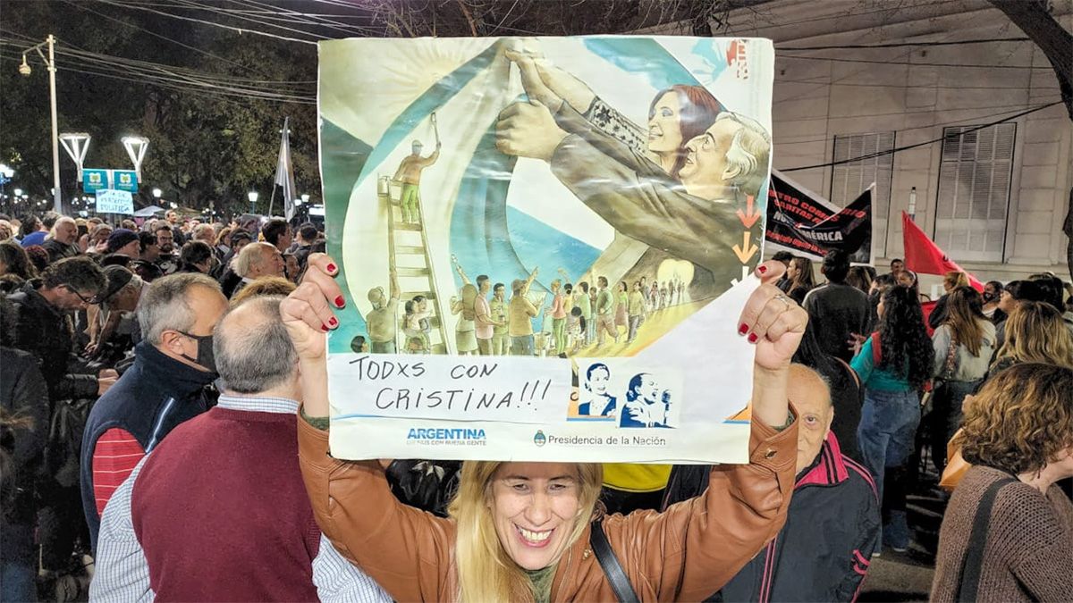 La concentración a favor de Cristina Kirchner, que fue convocada por militantes, se manifestó frente a la Legislatura provincial.