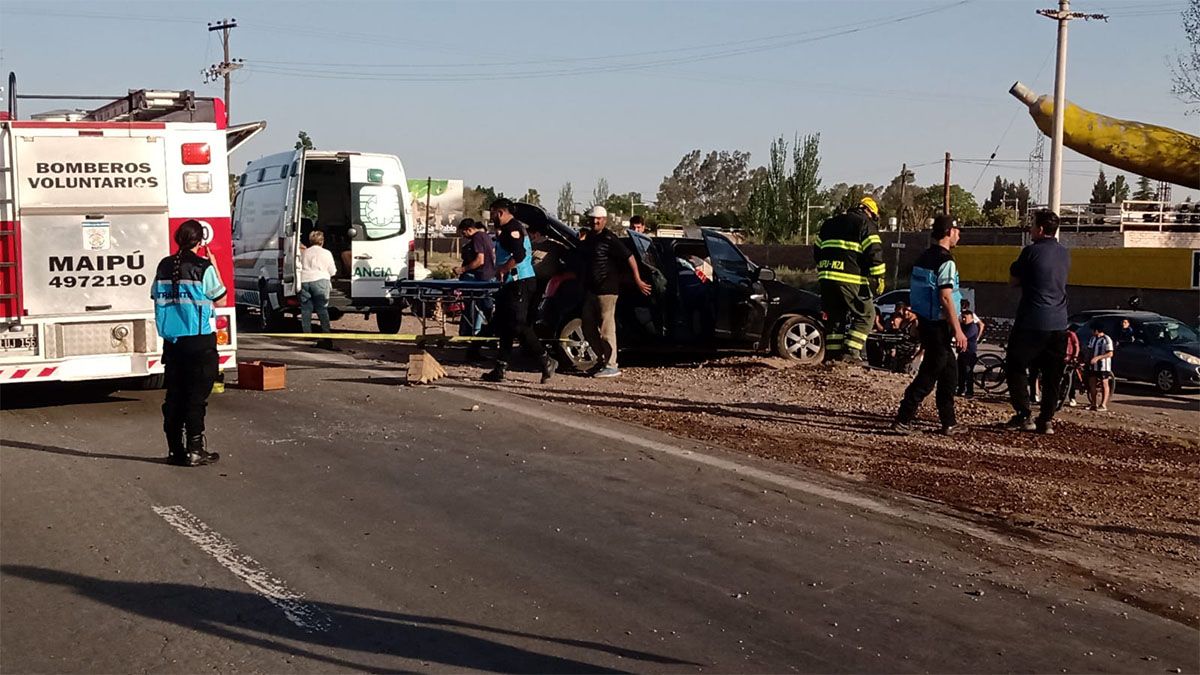 La escena del accidente en la ruta 7 en Maipú, frente a la feria de la banana.
