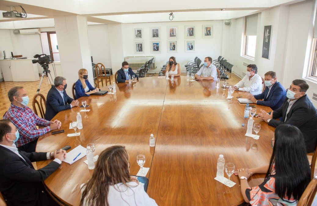 En el encuentro participan dirigentes de la oposición, el gobernador Suarez, el vice Mario Abed y el ministro de Gobierno Víctor Ibáñez.