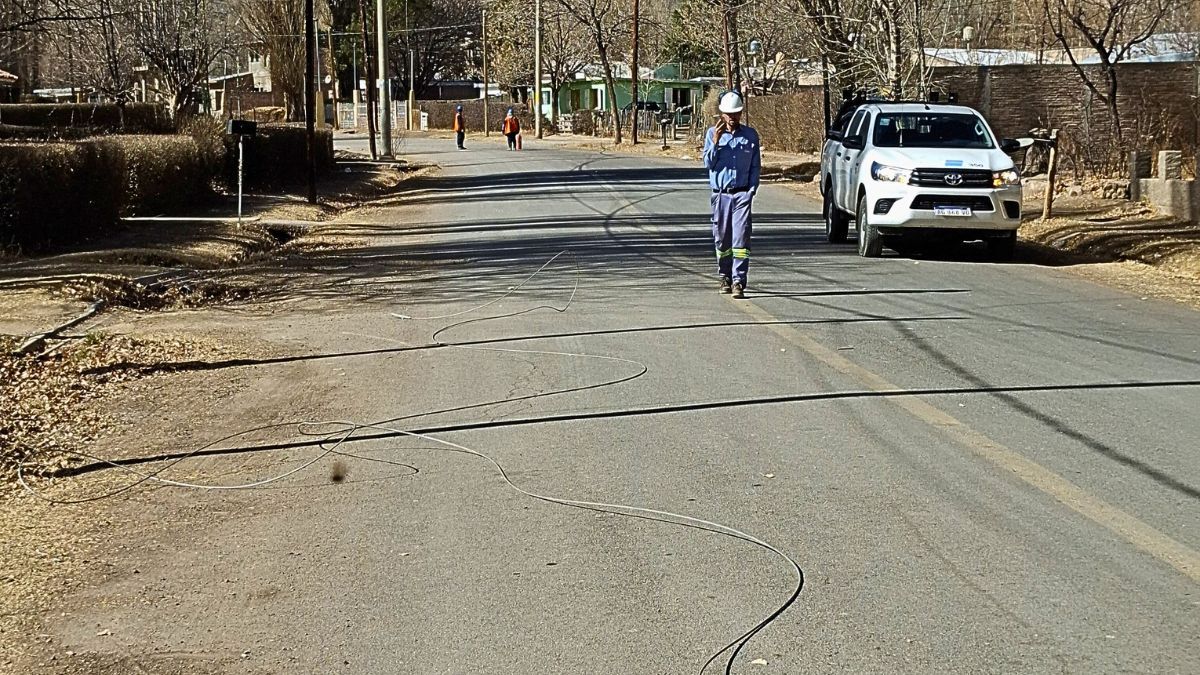 Una cuadrilla de Edemsa trabaja para restablecer el servicio, suspendido desde este miércoles a la madrugada.&nbsp;