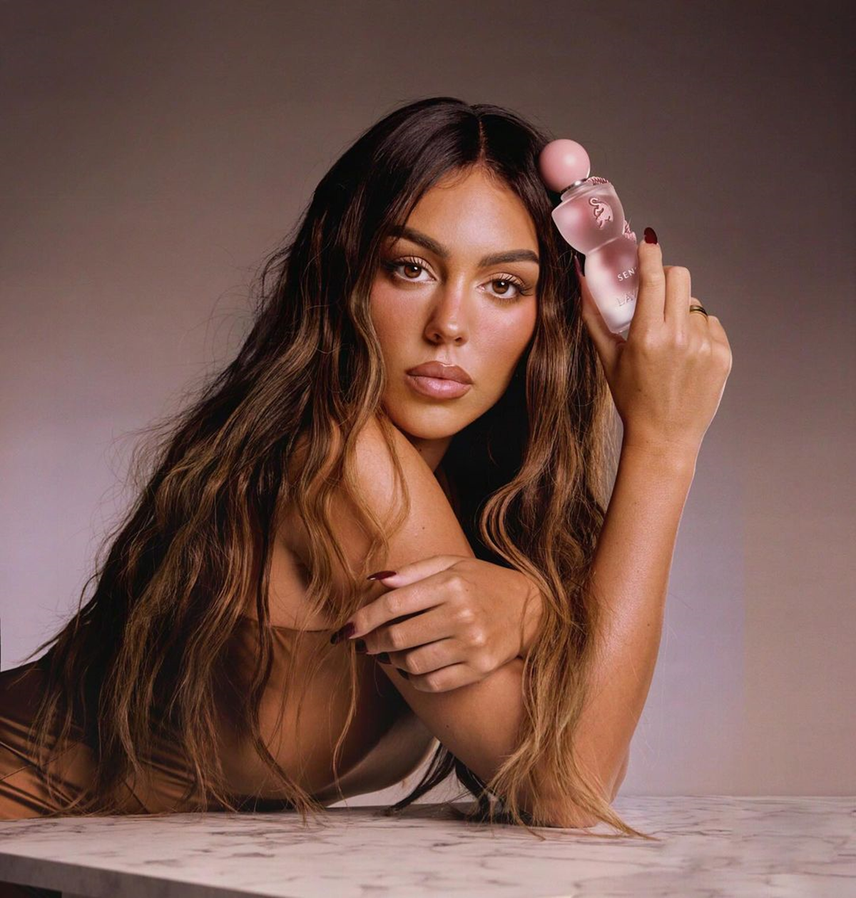 Georgina Rodríguez lanzó un nuevo producto diseñado por ella misma. Un delicioso perfume junto a la marca Laverne.