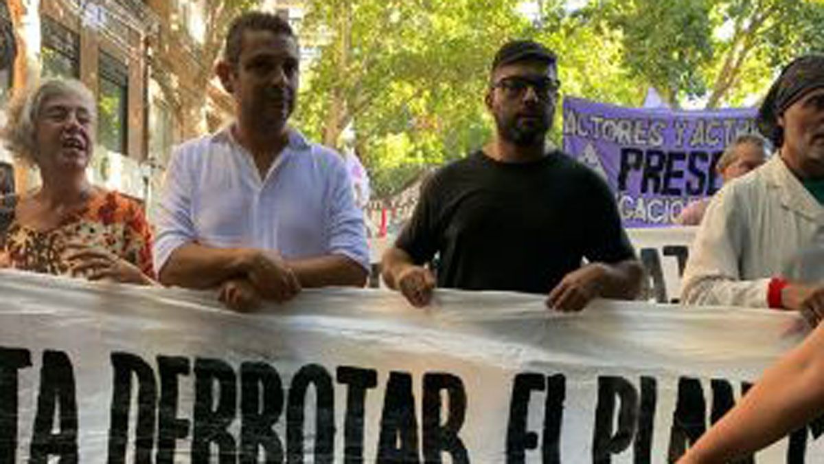 Víctor Da Vila, de camisa blanca, en el frente de la movilización delo Polo Obrero. A su derecha la dirigente sindical Raquel Blas.