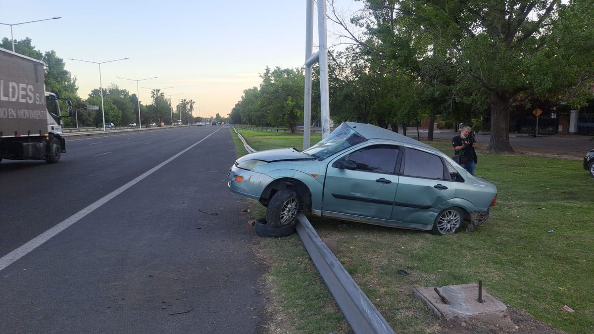 Reventó una cubierta y chocó contra un poste en el Acceso Sur