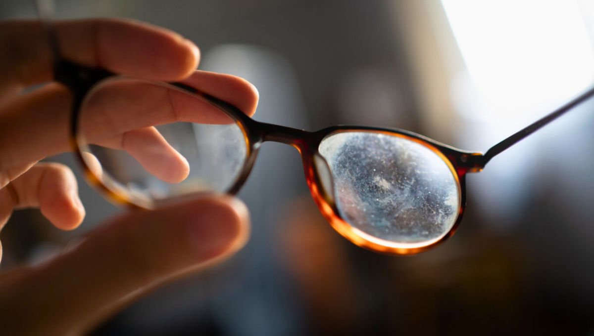 Cómo sacarle los arañazos a los cristales de los lentes: con un truco casero