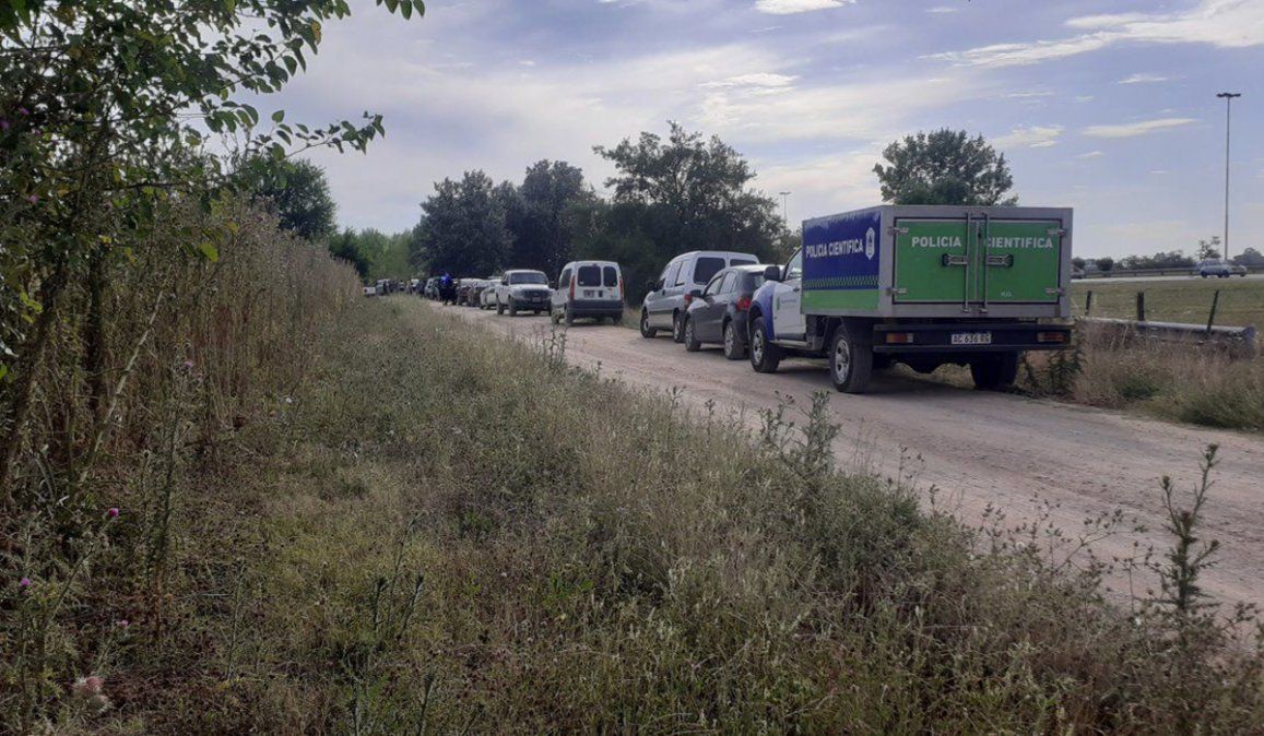 Una de las mujeres fue encontrada en un terreno ubicado a 100 metros de la colectora de la autopista Ezeiza-Cañuelas. Tenía 40 años y ya fue identificada