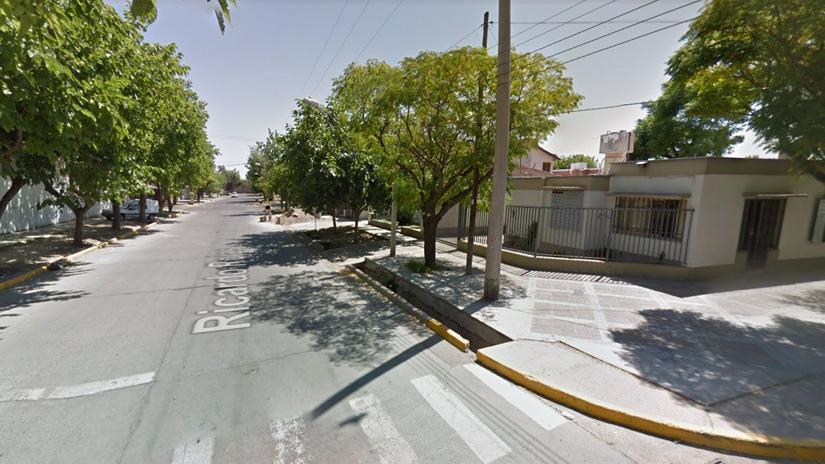La mujer de 70 años vive a dos cuadras del cementerio de Godoy Cruz. En la noche se dio cuenta que ladrones habían entrado, le robaron dos guitarras, y escaparon.