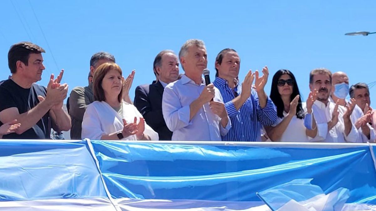 El ala dura del PRO montó un show político ante el juzgado de Dolores. Incluso hubo discurso de Mauricio Macri.&nbsp;Igual que Cristina.