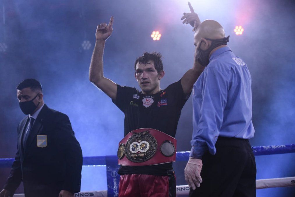 Juan Carrasco es campeón latino ligero FIB