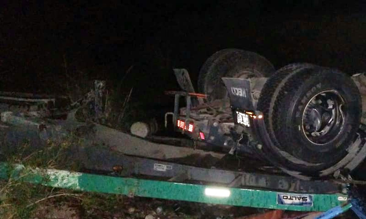 Un camionero mendocino murió al desbarrancar y caer a un río