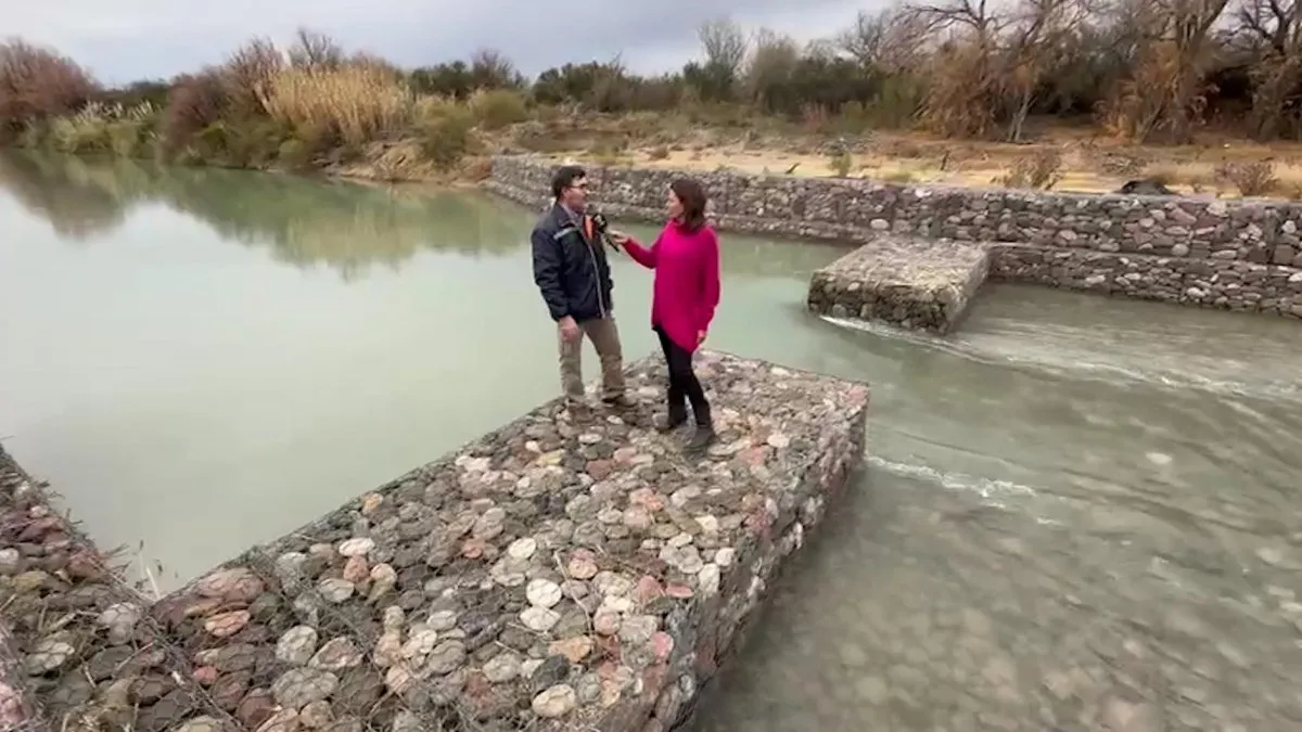 Marcela Navarro, periodista de Canal 7, en la cobertura que mostró desde adentro cómo es la ruta del agua hacia La Pampa. Marcela Navarro, periodista de Canal 7, en la cobertura que mostró desde adentro cómo es la ruta del agua hacia La Pampa.